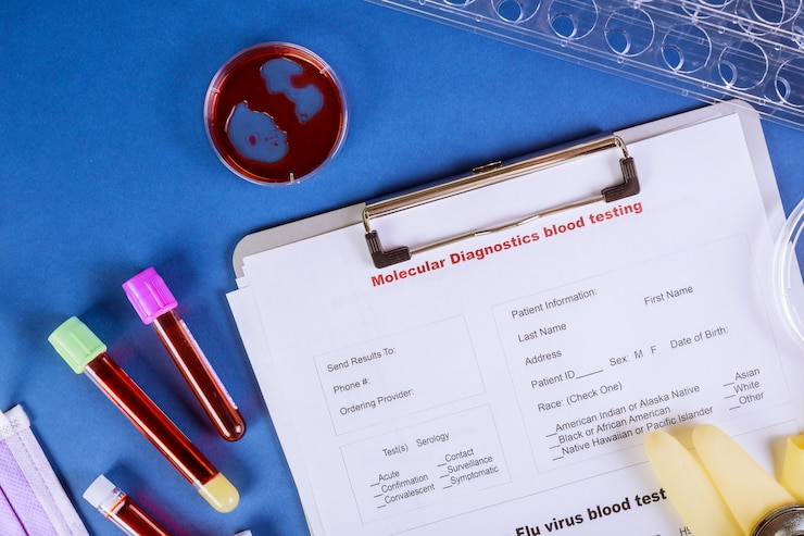 Foto muestra de sangre muchos otros tubos de análisis de sangre examen análisis de análisis hospital positivo con virus de la gripe
