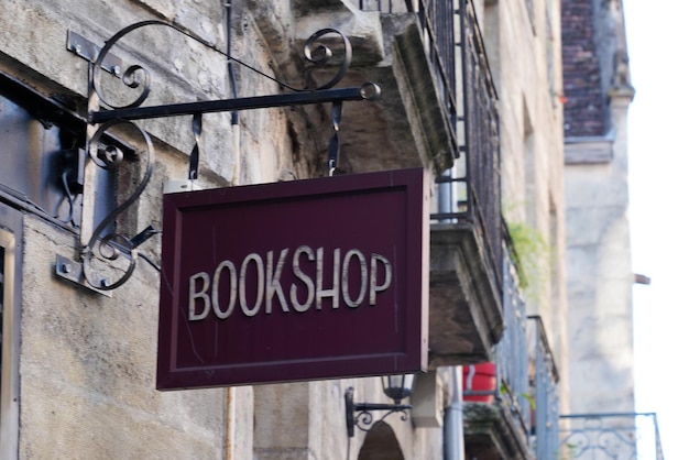 Muestra de texto de la librería en la placa de acero frente de señalización vintage de la librería en la calle de la ciudad ciudad europea