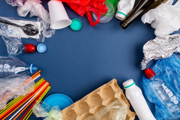 Muestras de basura que pueden reciclarse aisladas sobre fondo azul.