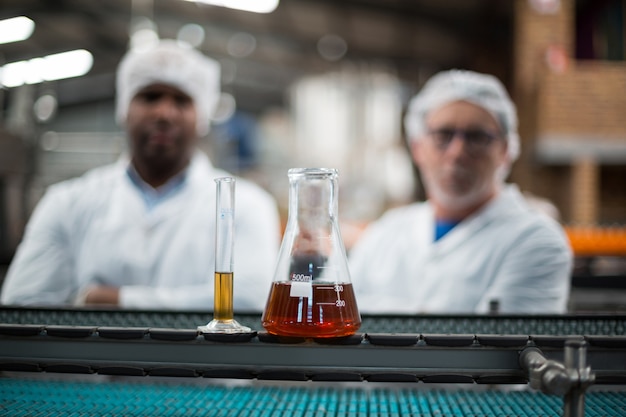 Muestras de bebidas en la línea de producción.