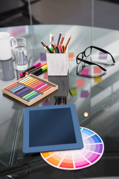 Muestras de color y digitalizador en el escritorio
