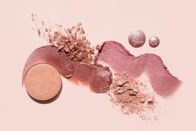 Muestras de cosméticos melocotón, beige, rojo y coral, cosméticos de estilo plano, paleta de colores de primer plano