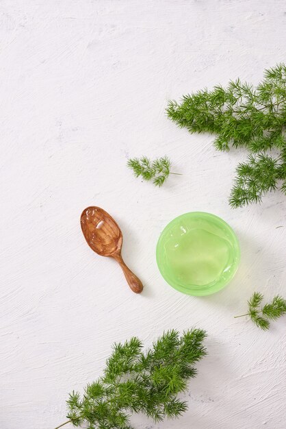 Muestras de gel cosmético en la mesa de piedra blanca