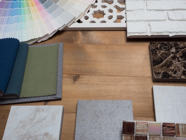 Foto muestras de material de madera sobre mesa de hormigón diseño interior material seleccionado para la idea concepto de idea de decoración material vintage