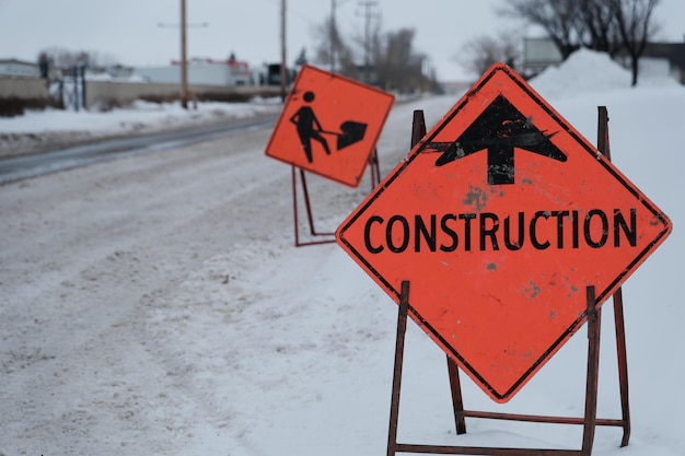 Foto muestras del sitio de construcción en el camino cubierto de nieve