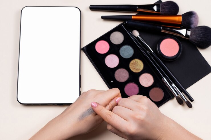 Foto muestras de sombra de ojos en manos femeninas y tableta