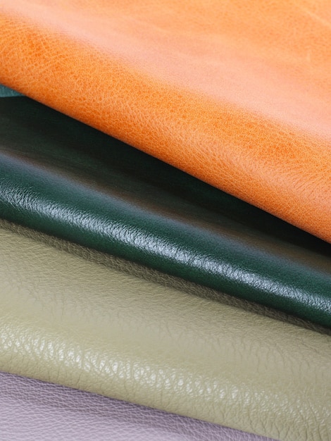 Muestras de texturas de cuero natural de diferentes colores. Fotografía de cerca