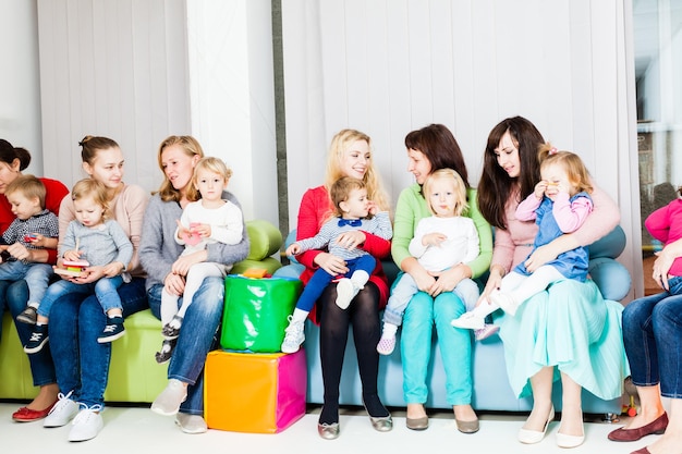 Mütter mit ihren Babys im Zimmer