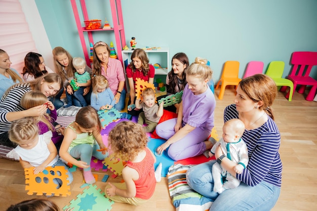 Foto mütter mit kindern unterschiedlichen alters versammelten sich