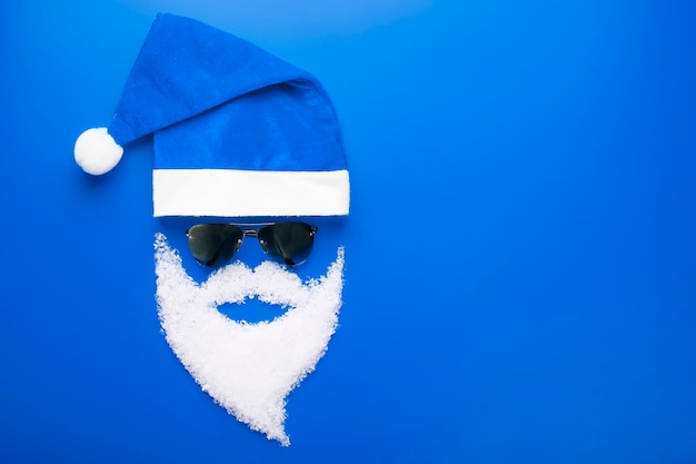 Mütze, Weihnachtsmann mit schwarzer Brille und Schneebart