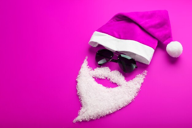 Mütze, Weihnachtsmann mit schwarzer Brille und Schneebart