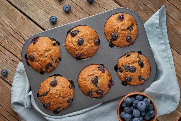 Muffin de arándanos en bandeja, vista superior.