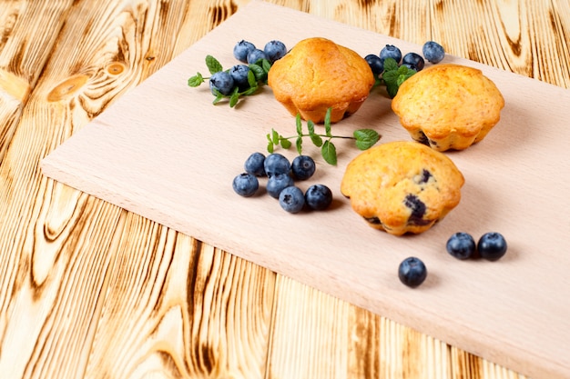 Muffin de arándanos. Magdalena casera al horno con arándanos, bayas frescas, menta