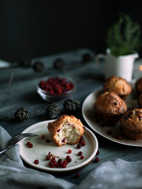 Muffin con arándanos rojos en un plato sobre la mesa