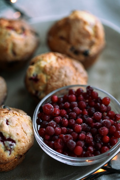 Muffin con arándanos rojos en un plato sobre la mesa