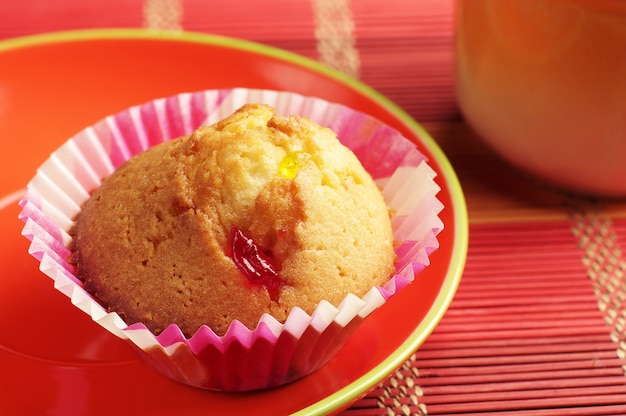 Muffin auf einem Teller auf bunter Bambusserviette