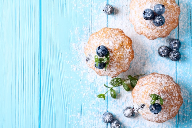 Muffin casero al horno con arándanos, bayas frescas, azúcar en polvo