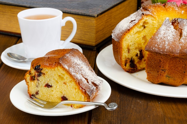 Muffin casero con frutos secos y azúcar en polvo en un plato.