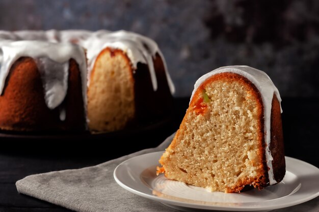 Muffin casero recién horneado aderezado con crema de proteínas