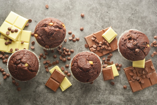 Muffin de chispas de chocolate con barra de chocolate.