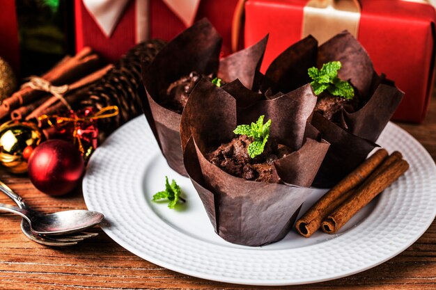 Muffin de chocolate y abeto de ramas. Tiempo de Navidad.