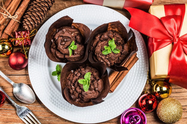 Muffin de chocolate y abeto de ramas. Tiempo de Navidad.