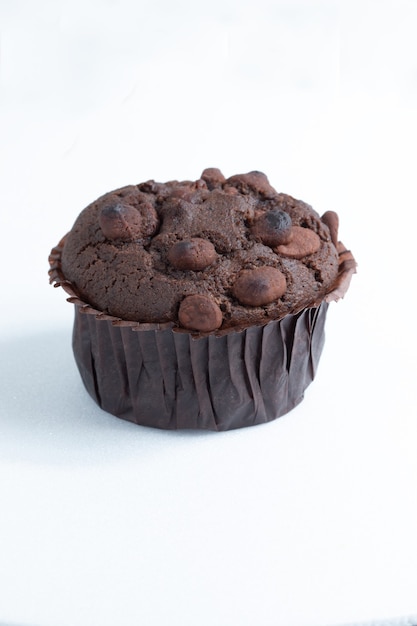 Muffin de chocolate aislado sobre fondo blanco.