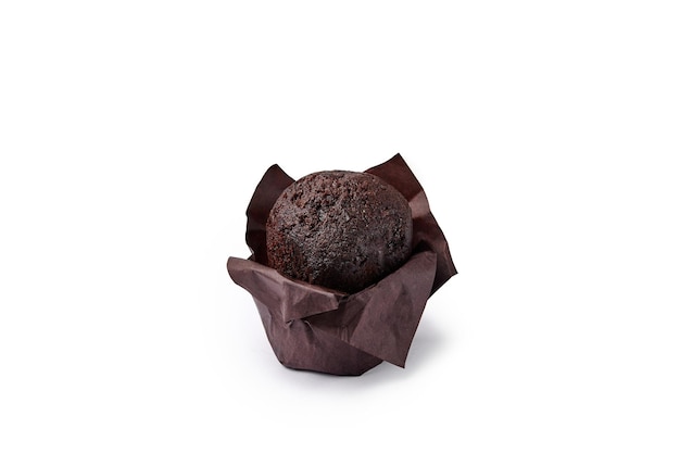 Muffin de chocolate casero en taza de paquete de hoja de pergamino aislado sobre fondo blanco