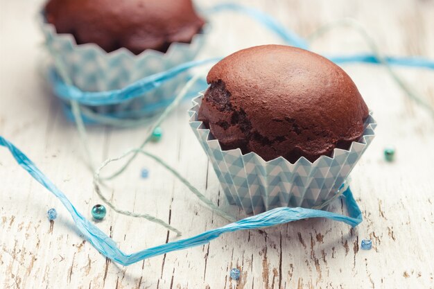 Muffin de chocolate con una decoración de cinta azul