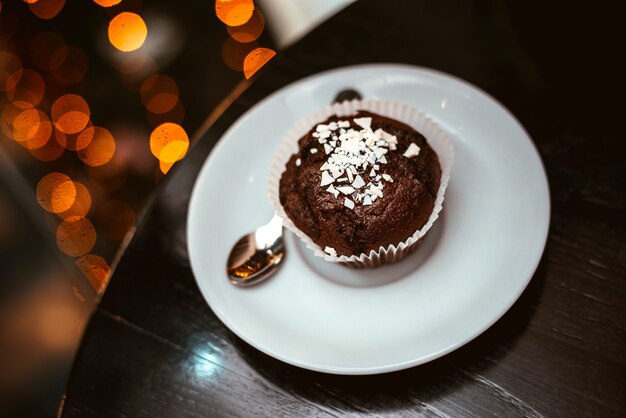 Muffin de chocolate en una mesa en un café