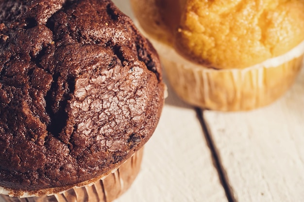 Muffin de chocolate y muffin de arándanos panadería casera