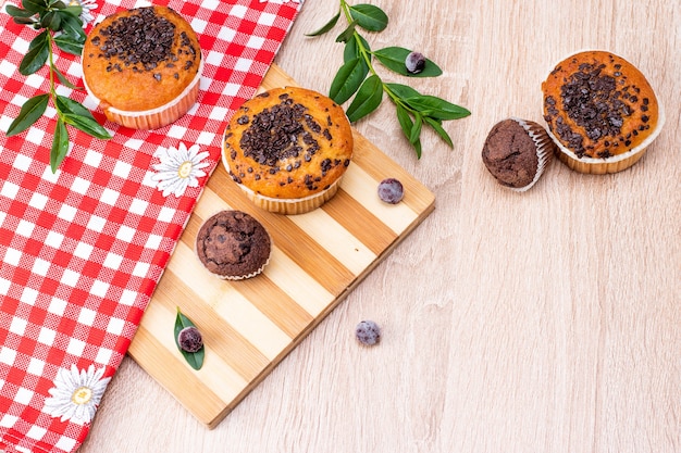 Muffin de chocolate y muffin de nueces, panadería casera sobre fondo oscuro.