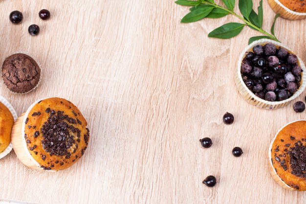 Muffin de chocolate y muffin de nueces, panadería casera sobre fondo oscuro.