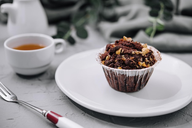 Un muffin de chocolate negro con migas de nueces