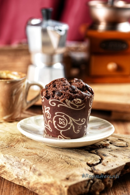 Muffin de chocolate o bizcocho con taza de café