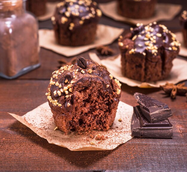 Muffin de chocolate salpicado de cerca