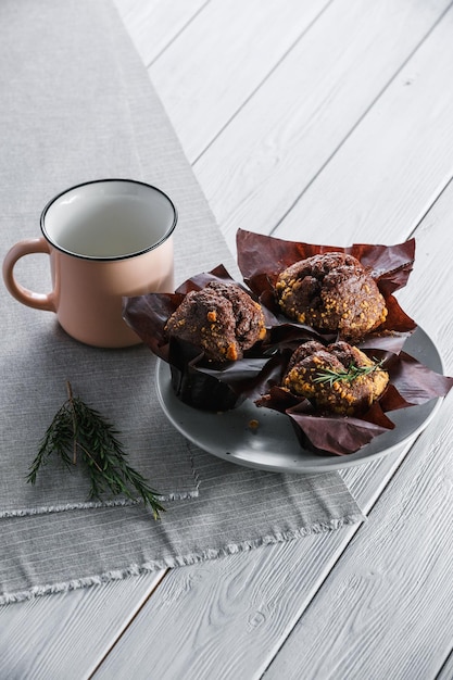 Muffin de chocolate sobre un postre dulce de fondo blanco