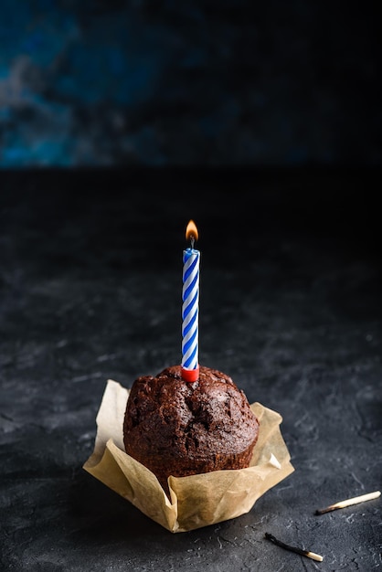 Muffin de chocolate con vela de cumpleaños