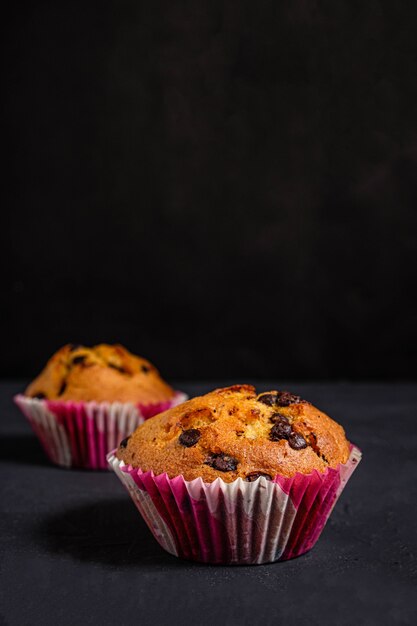 Muffin clássico em parede escura