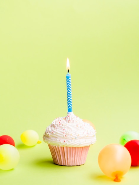 Muffin de cumpleaños simple con velas y globos