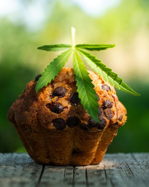 Muffin cupcake y hoja de cannabis dulce comida de marihuana