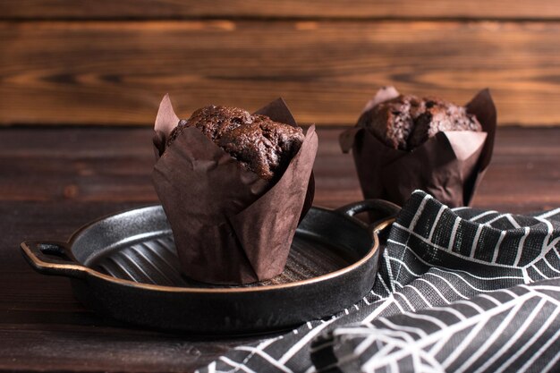 Muffin-Cupcake in der Küche, Schokoladenkuchen auf einem Teller