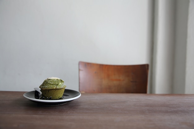 Muffin de chá verde na madeira