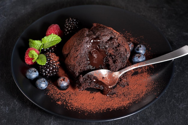 Muffin de chocolate com frutas