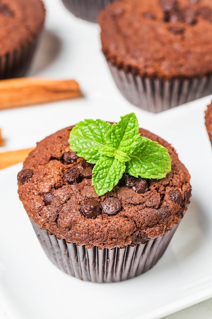 Muffin de chocolate com hortelã em uma mesa de madeira