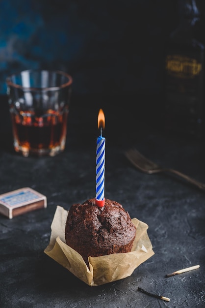 Muffin de chocolate com vela de aniversário