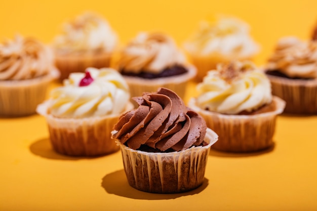 Muffin de chocolate em um close-up em fundo amarelo