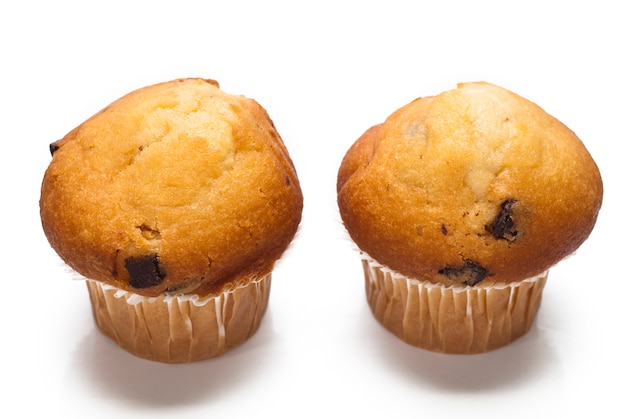 Muffin de chocolate isolado