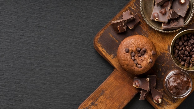 Foto muffin de chocolate na placa de madeira copie o espaço