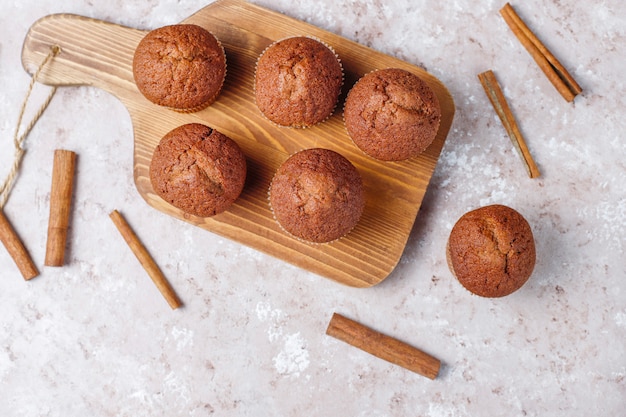 Muffin de chocolate sobre fundo marrom claro, foco seletivo.